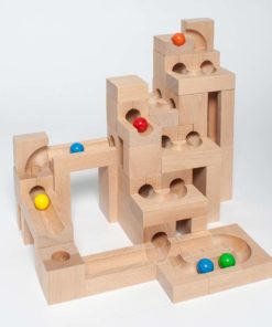 Zdjęcie: Przykładowy labirynt dla kulek w konstrukcji z drewnianych klocków ze żłobieniami tworzącymi trasę - 