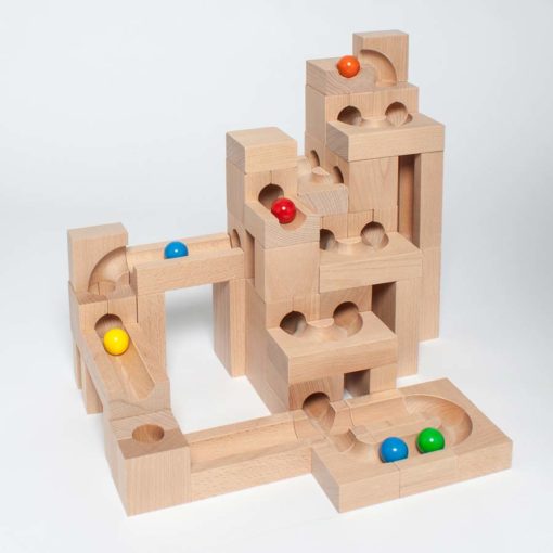 Zdjęcie: Przykładowy labirynt dla kulek w konstrukcji z drewnianych klocków ze żłobieniami tworzącymi trasę - "Kaden S - duży zestaw w torbie"