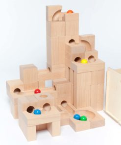 Zdjęcie: Labirynt dla kulek w skomplikowanej, wielopoziomowej konstrukcji z drewnianych klocków, z trasą wyżłobioną w klockach, drewniane kulki na trasie; Kulodrom Kaden - przykładowa konstrukcja z zestawu podstawowego 