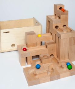 Zdjęcie: Labirynt dla kulek w wielopoziomowej konstrukcji z drewnianych klocków, z trasą wyżłobioną w klockach, drewniane kulki na trasie; Kulodrom Kaden - przykładowa konstrukcja z zestawu podstawowego 