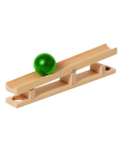 Zdjęcie: Element zestawu uzupełniającego Nic Toys Cubio - huśtawka/pochylnia w kolorze naturalnego drewna i staczająca się z tej pochylni zielona kulka
