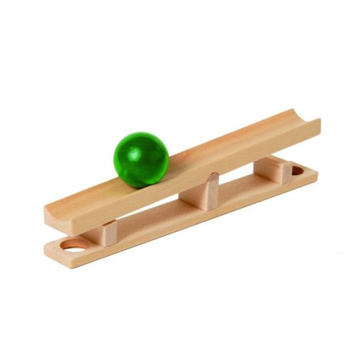 Zdjęcie: Element zestawu uzupełniającego Nic Toys Cubio - huśtawka/pochylnia w kolorze naturalnego drewna i staczająca się z tej pochylni zielona kulka