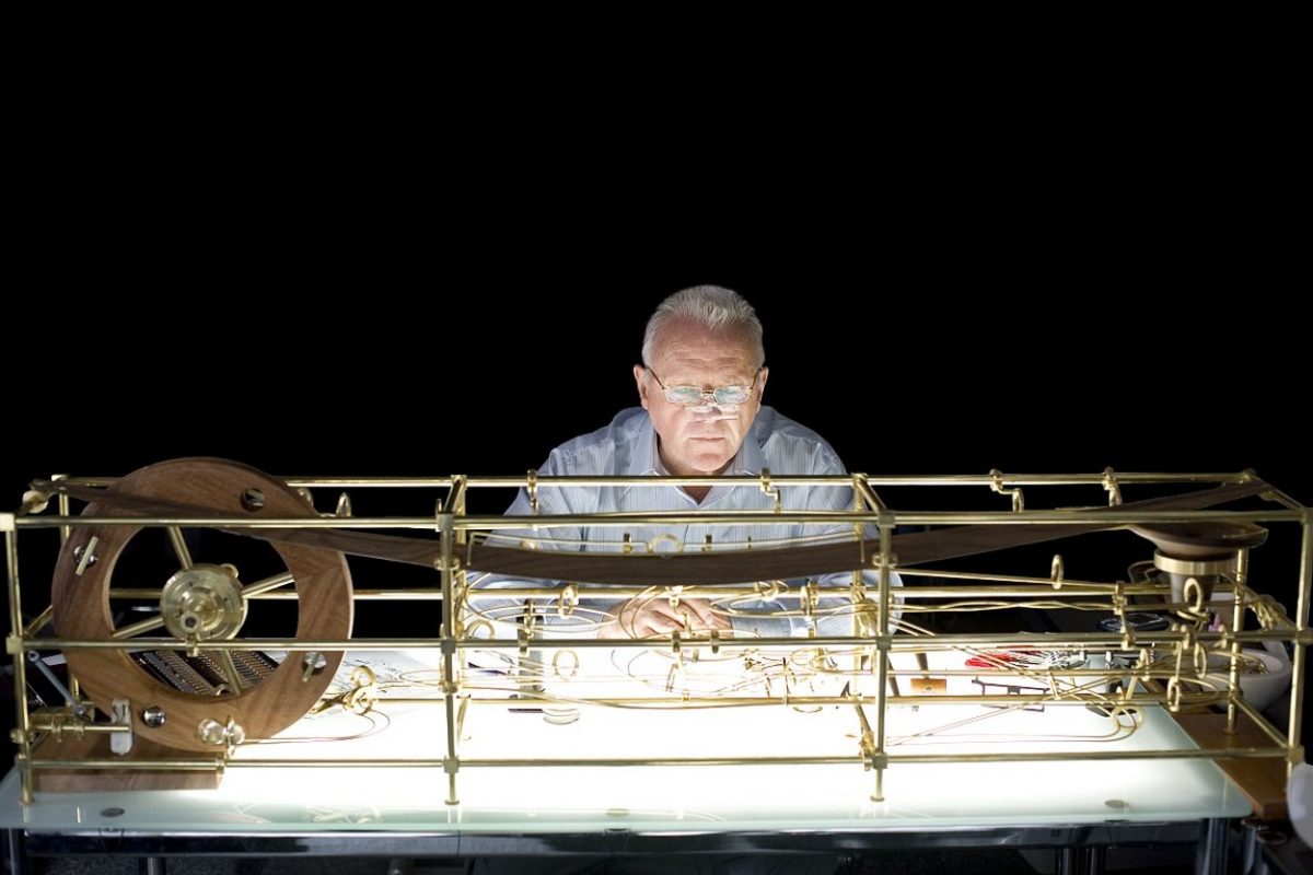 Kadr z filmu Fracture (Słaby punkt) – Anthony Hopkins w okularach wpatrzony w kulodrom biurkowy