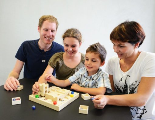 Rodzinna gra planszowa tricky Ways Fasal – czteroosobowa rodzina przy grze planszowej