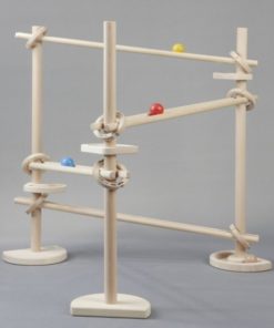 Kulodrom drewniany Marble Run III Rings firmy Bajo – gotowa konstrukcja po rozłożeniu – rampy z drewnianych patyków przymocowane do drewnianych filarów pierścieniami