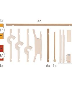 Elementy zestawu do budowy muzycznego kulodromu Mezzo – widoczne drewniane elementy do budowy toru dla kulek oraz dzwonki (sztabki dźwiękowe) i metalowe kulki – obok każdego elementu podana liczba