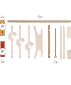 Elementy zestawu do budowy muzycznego kulodromu Orkiestra – widoczne drewniane elementy do budowy toru dla kulek oraz dzwonki (sztabki dźwiękowe) i metalowe kulki – obok każdego elementu podana liczba