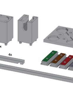 Elementy zestawu do budowy muzycznego kulodromu Piccolino – widoczne drewniane elementy do budowy toru dla kulek oraz dzwonki (sztabki dźwiękowe) i metalowe kulki – obok każdego elementu podana liczba