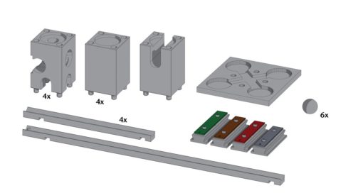Elementy zestawu do budowy muzycznego kulodromu Piccolino – widoczne drewniane elementy do budowy toru dla kulek oraz dzwonki (sztabki dźwiękowe) i metalowe kulki – obok każdego elementu podana liczba