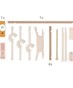 Elementy zestawu do budowy muzycznego kulodromu Piccolino – widoczne drewniane elementy do budowy toru dla kulek oraz dzwonki (sztabki dźwiękowe) i metalowe kulki – obok każdego elementu podana liczba