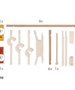 Elementy zestawu do budowy muzycznego kulodromu Mezzo > Orkiestra – widoczne drewniane elementy do budowy toru dla kulek oraz dzwonki (sztabki dźwiękowe) i metalowe kulki – obok każdego elementu podana liczba