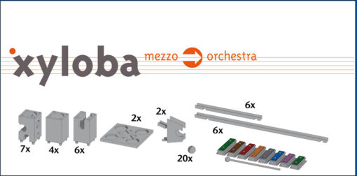 Elementy zestawu do budowy muzycznego kulodromu Mezzo > Orkiestra – widoczne drewniane elementy do budowy toru dla kulek oraz dzwonki (sztabki dźwiękowe) i metalowe kulki – obok każdego elementu podana liczba