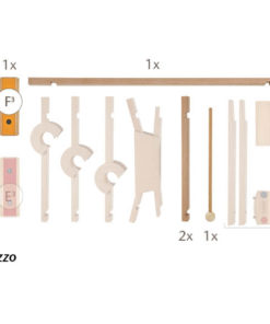 Elementy zestawu do budowy muzycznego kulodromu Piccolino > Mezzo – widoczne drewniane elementy do budowy toru dla kulek oraz dzwonki (sztabki dźwiękowe) i metalowe kulki – obok każdego elementu podana liczba