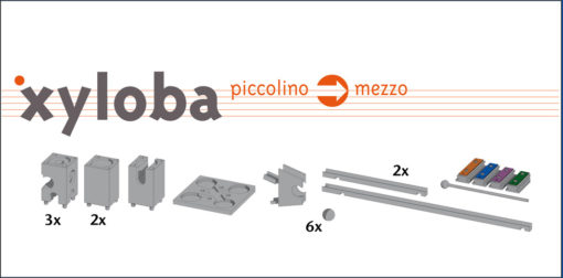 Elementy zestawu do budowy muzycznego kulodromu Piccolino > Mezzo – widoczne drewniane elementy do budowy toru dla kulek oraz dzwonki (sztabki dźwiękowe) i metalowe kulki – obok każdego elementu podana liczba